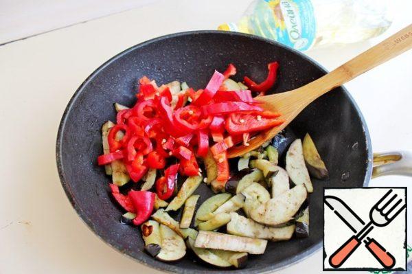 Add the sliced sweet pepper to the eggplant. Fry for another 3 minutes.