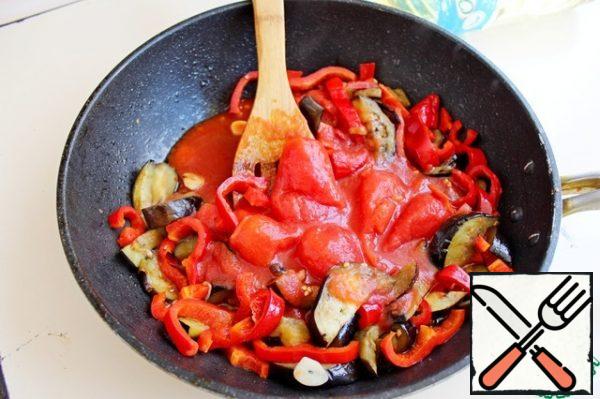 Add the tomatoes in their own juice, simmer for another 3-4 minutes.