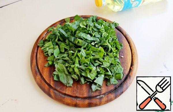Chop the fresh spinach and basil. Add to the vegetables, season and cook for 2 minutes.
Remove from the heat and serve with the tofu cubes fried.