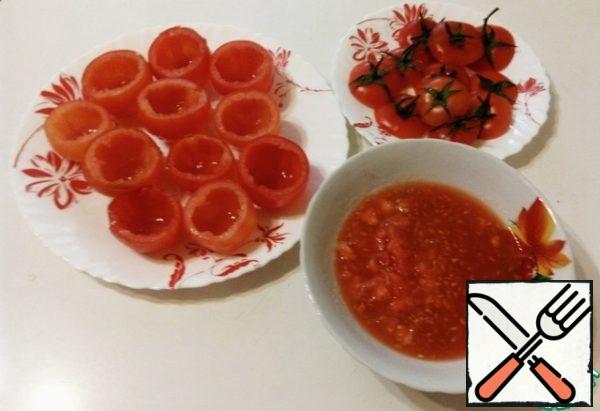 Wash the tomatoes, dry them, cut off the lid and carefully remove the middle with a spoon. Cut the removed middle into cubes.