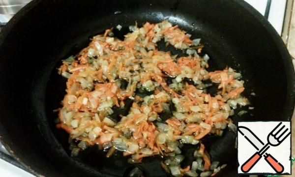 Cut the onion into cubes, grate the carrots. In vegetable oil, saute the onion and carrot until transparent and add the zucchini.