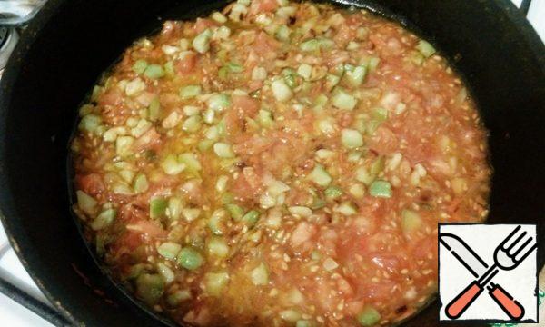 To the half-finished zucchini, add the middle of the tomatoes and simmer until the vegetables are ready. At the end, add salt, sugar, pepper, basil to taste.