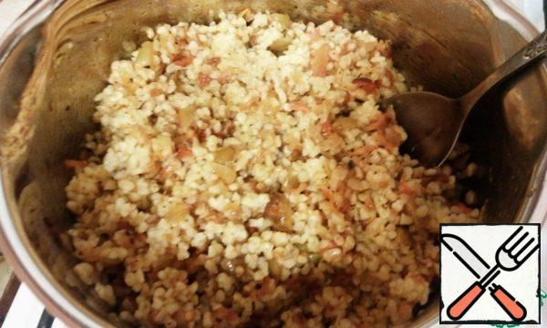 By this time, our group was cooked. We add vegetables to it and mix it - this is our lean base. We divide it in half.