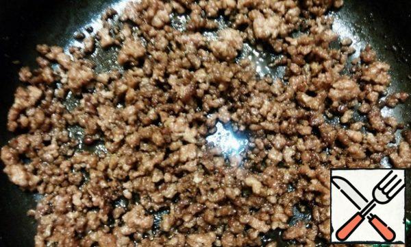 While our base was being prepared, we will fry the minced meat in a second pan with vegetable oil until ready. Add salt and pepper to taste.