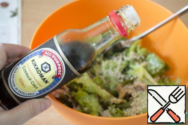 In a salad bowl, mix the meat, beans, lettuce, onion and pepper, garlic, soy sauce and sesame seeds. Put in the refrigerator for 2 hours.