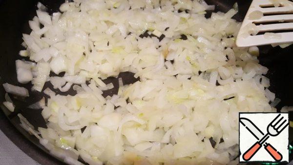 Chop the onion. Preheat the frying pan. Pour olive oil for frying. Lay out the onion and fry.