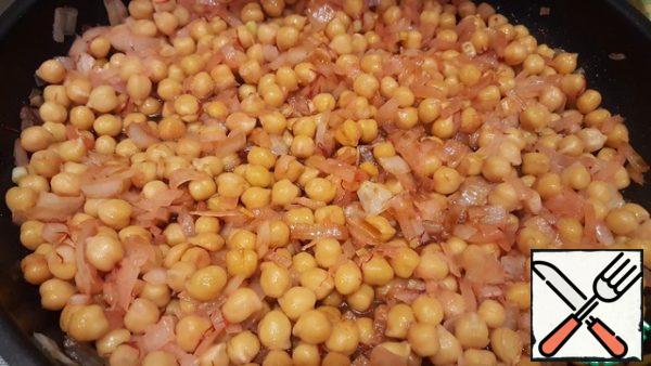 Put the chickpeas in a frying pan, add the soy sauce. Cover and simmer for 5 minutes. While the chickpeas are simmering, peel the baked potatoes and cut into large cubes.