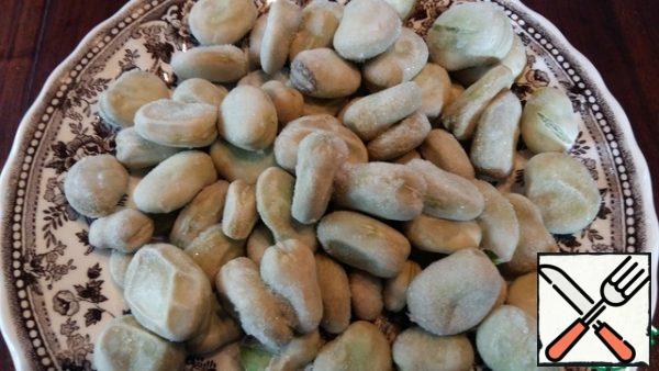 Cook the beans without defrosting for 25 minutes. Add salt at the end of cooking.
