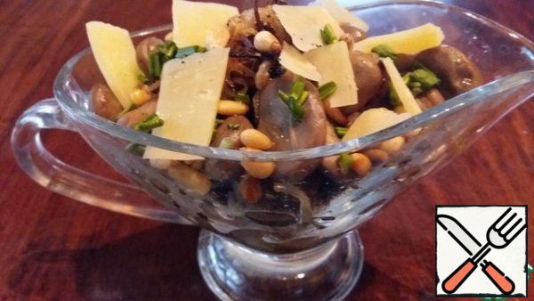 Pour the sauce over the beans, add the cherries and nuts, and sprinkle the cheese on top. I used the Lithuanian equivalent of parmesan.