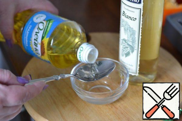 We put all the products for the salad in a large bowl.
Add salt.
In a separate bowl, mix the sunflower oil and wine vinegar,
beat with a fork.