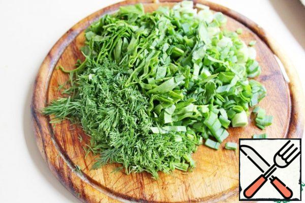 Cucumber and radish cut into thin slices, onion-feathers. Spinach cut into strips, dill and green onions finely chopped. 