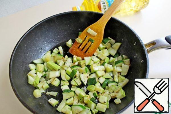 Zucchini or zucchini cut into small cubes and fry in 1 tbsp vegetable oil until golden brown. Add salt. Place in a salad bowl.