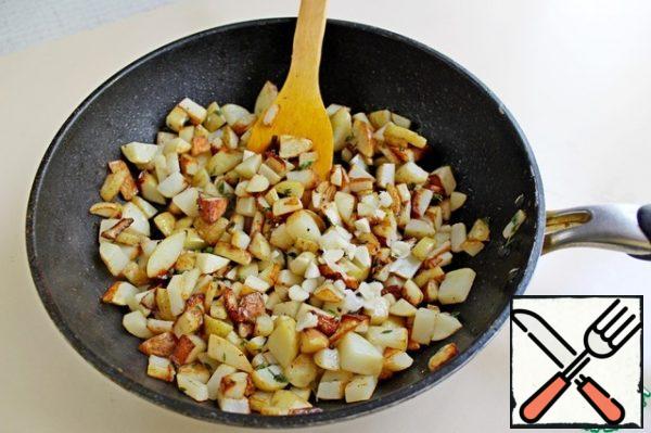 Wash the new potatoes without peeling them and cut them into small cubes.
In a frying pan, pour 2 tablespoons of vegetable oil , put the potatoes and fry until tender. A minute before cooking, add the chopped garlic, thyme leaves, and salt to the potatoes.
Put the finished potatoes with the vegetables.