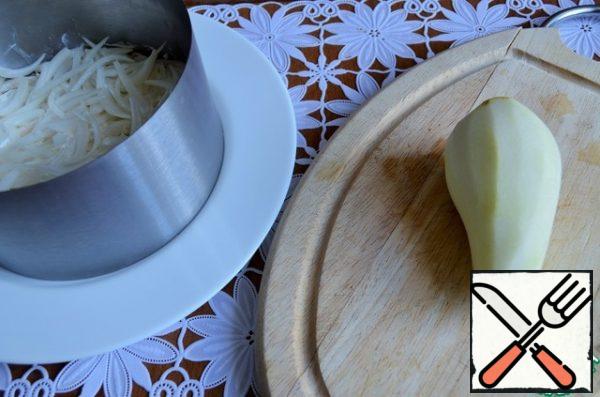Peel the pears, set aside a couple of slices for decoration. Cut into medium strips. Place on the onion. Add a little salt. Grease 2 tablespoons of mayonnaise.