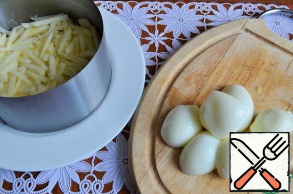 Hard-boiled eggs, cool. Peel and separate the whites. Grate the whites on a fine grater, put them on the pears.