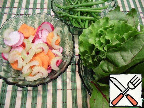 Blanch the asparagus in boiling salted water for 3-4 minutes, toss in a colander, and cover with ice water.
Carrot and radish cut into slices, celery-small pieces.