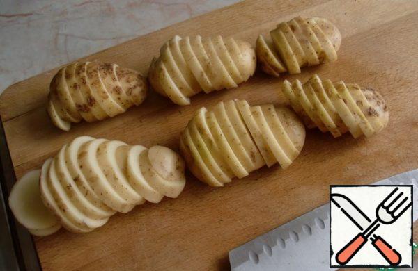 Choose medium-sized potatoes and wash them well, you do not need to peel them. The skewer fits 3 pcs. Cut the potatoes into slices, about a little less than a centimeter wide.