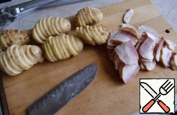 Cut the lard (or bacon) into 0.5 cm wide slices. There is a slight difference in the product selection. Bacon will give the same smoked taste, with lard potatoes will turn out more tender.