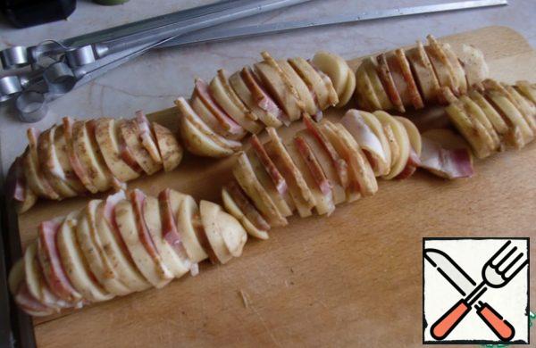 Arrange the potatoes and bacon in such a way that they alternate. It is advisable to keep the order of the potato slices, so it will be more appetizing and aesthetic to serve.