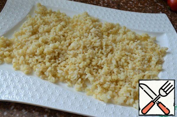 The time is indicated without taking into account the boiling of beef and bulgur. Prepare a serving dish. Put the first layer of bulgur.