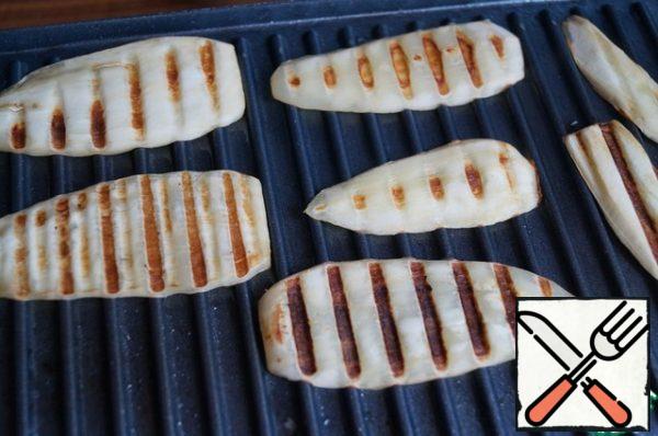 Peel the eggplant and cut it into thin slices.
Fry on the grill (I have an electric grill).