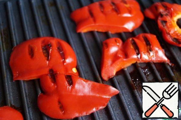 Cut the sweet red pepper into slices and also fry on the grill.