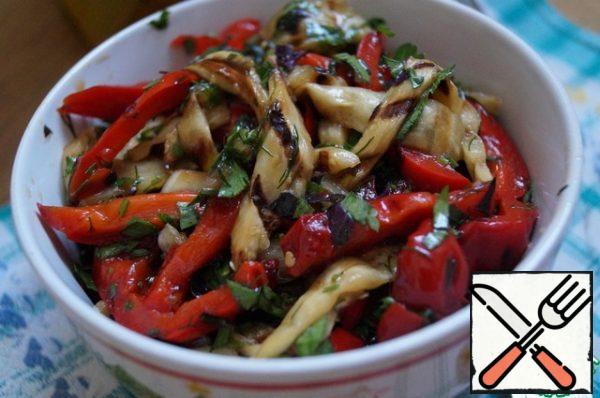 Season the salad with olive oil, soy sauce and rice vinegar.
Mix everything well and let it stand for 20 minutes.
You can serve it to the table!
In general, the longer the salad is infused, the tastier it is.