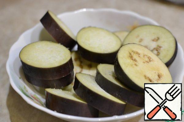 Cut the eggplant into slices of about 1 cm, salt, leave for 15 minutes. Then lightly grease with vegetable oil and bake in any convenient way. I baked it in an electric grill.