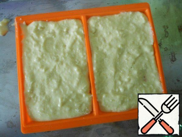 Since I don't have a waffle iron, I used a silicone baking dish. Pour the dough into the molds.