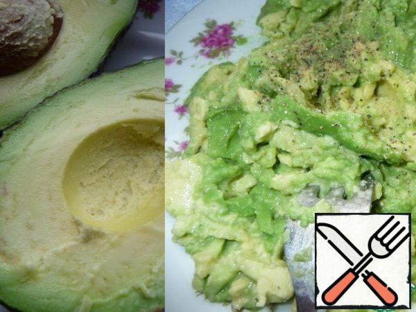 Mash the avocado with a fork and sprinkle with lemon juice.