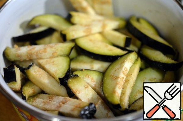 Cut the eggplant, sprinkle with salt and leave for 15-20 minutes to leave the bitterness. Then we wash them and dry them.