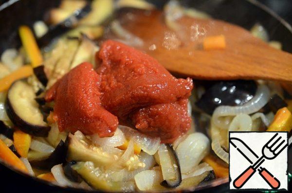 Then put the tomato paste, soy sauce, pour 1/2 cup of water. Bring to a boil, reduce the heat to medium and simmer for 15 minutes.