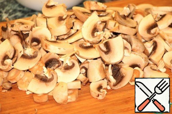 Wash the mushrooms, cut them into large plates.