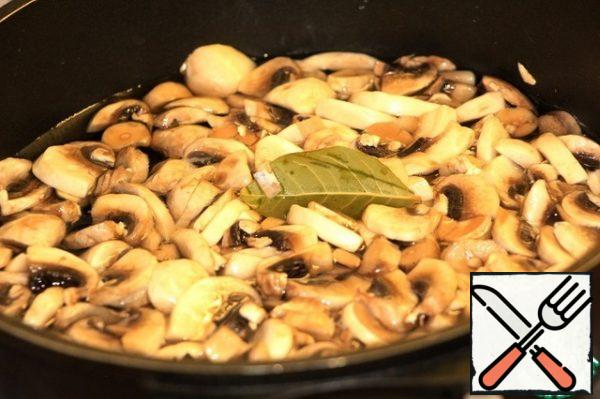 Put in boiling salted water, add bay leaf 3 pcs. Cook for 3 minutes, toss in a colander.