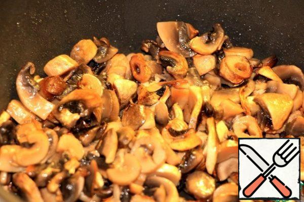 In a frying pan, pour a little refined oil, heat it, lay out the mushrooms and fry until golden brown.