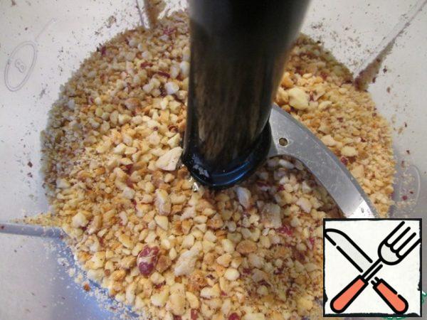 Heat a dry frying pan and fry, stirring, the coconut shavings until golden brown.
Transfer to a plate and set aside.
Pour the peanuts into the pan, fry for five minutes, pour on a towel and rub with your hands to get rid of the husks.
Grind the peanuts in a blender.