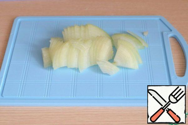 Chop the onion into half rings.