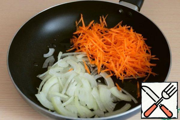 Lightly add carrot straws and onions in vegetable oil (2 tablespoons), then drain the excess oil, it is not necessary in the salad.