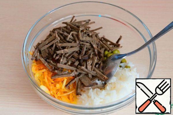 Combine the boiled carrots and onions, boiled liver, canned peas and steamed rice in a bowl, add salt to taste.