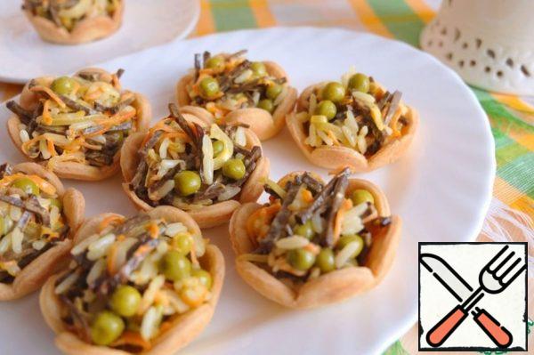 Put the finished salad in tartlets.
Enjoy your meal at the family table!