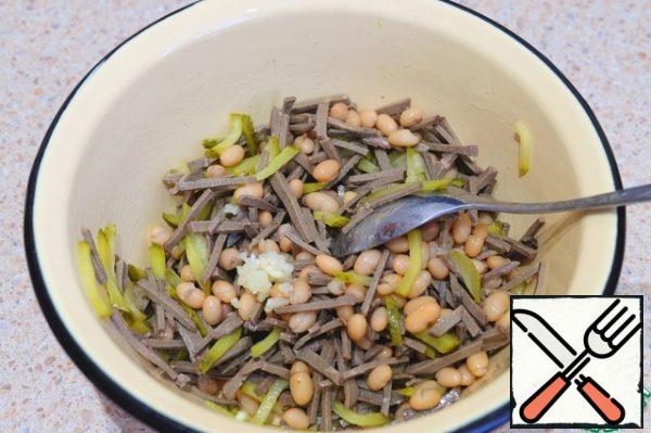 In a bowl, combine the liver and cucumber straws, add the canned beans.