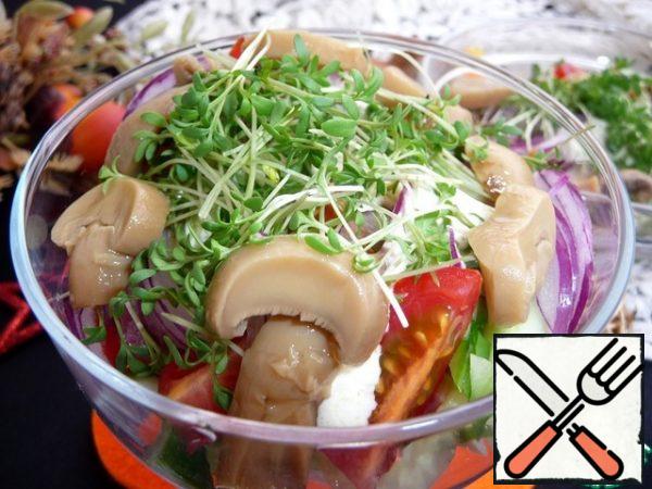Place the mushrooms on the edges of the salad bowl. I have canned mushrooms, I pre-marinated them, left them in the refrigerator overnight. Marinade for 1/2 liter of boiled water-1/2 tbsp salt+1 tsp vinegar (5-6%)+1/4 tsp sugar