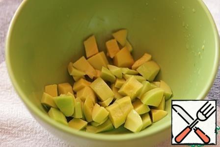 Peel the avocado, remove the stone, cut the pulp into cubes and sprinkle with lemon juice.