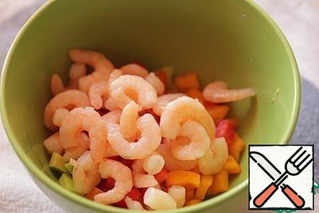 Boil the shrimp in salted water for 5 minutes, cool and peel.
I used canned shrimp.