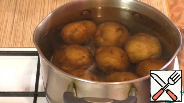 Boil the potatoes in the jacket for 20-25 minutes (depending on the size of the tubers).