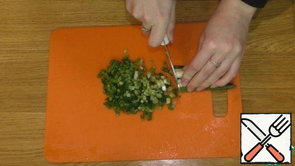 At this time, cut the fresh herbs, and cut a few cloves of garlic into thin slices.