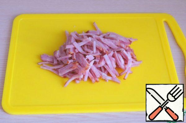 Cut the ham into thin strips.