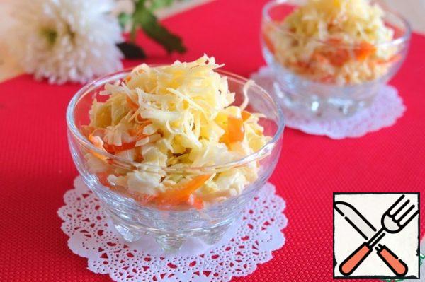 Season the salad with mayonnaise (1 tablespoon). Put the salad in a serving salad bowl, sprinkle the top with cheese.