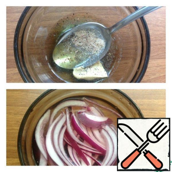 Salad dressing: mix oil, mustard, garlic salt and ground pepper. Mix thoroughly. If there is no garlic salt, then add garlic powder to the usual one. Cut the onion into half rings and marinate for 15-20 minutes. For the marinade: add sugar and vinegar to the water, mix and put the onion.
