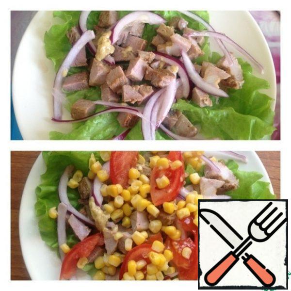 Put the lettuce leaves on a plate ( you can tear them with your hands or leave the leaves intact). Put the marinated onion on top and squeeze it out of the excess liquid. Cut the meat into cubes. Pour over the dressing. Cut the tomato into slices or plates, put it on the meat, put the corn on top and pour the dressing over it.